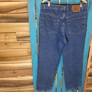 Vintage Y2K Levi’s 550 jeans tag size 38x31 (actual size 36x31) dated Nov. 2001